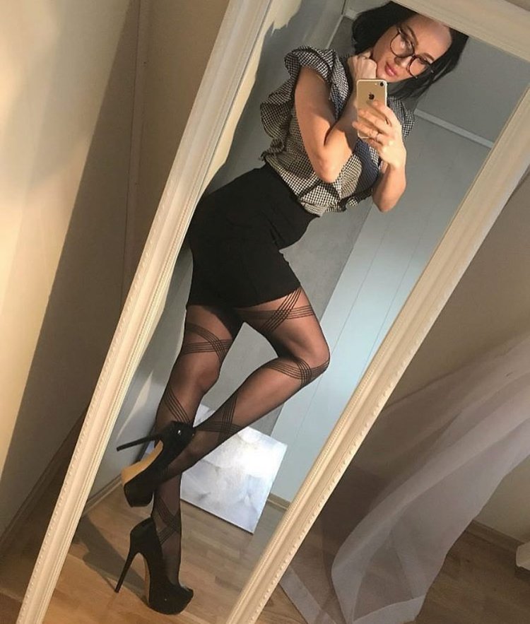 Селфи в платье и чулках