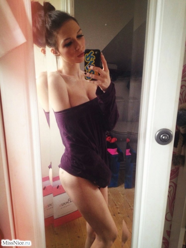 Девушка селфи перед зеркалом