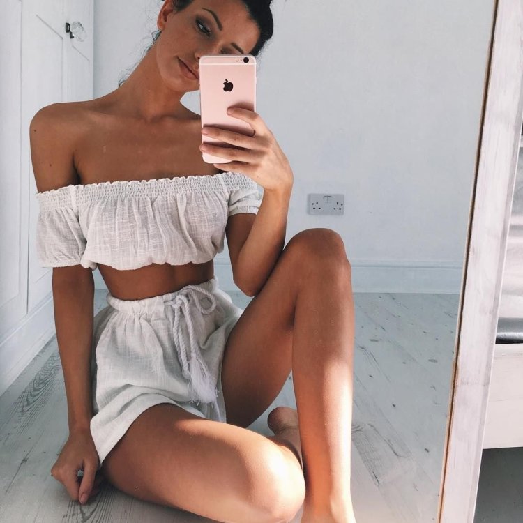 Стройная девушка в полотенце