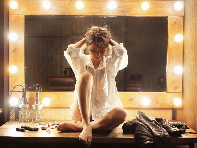 Фотосессия у гримерного зеркала