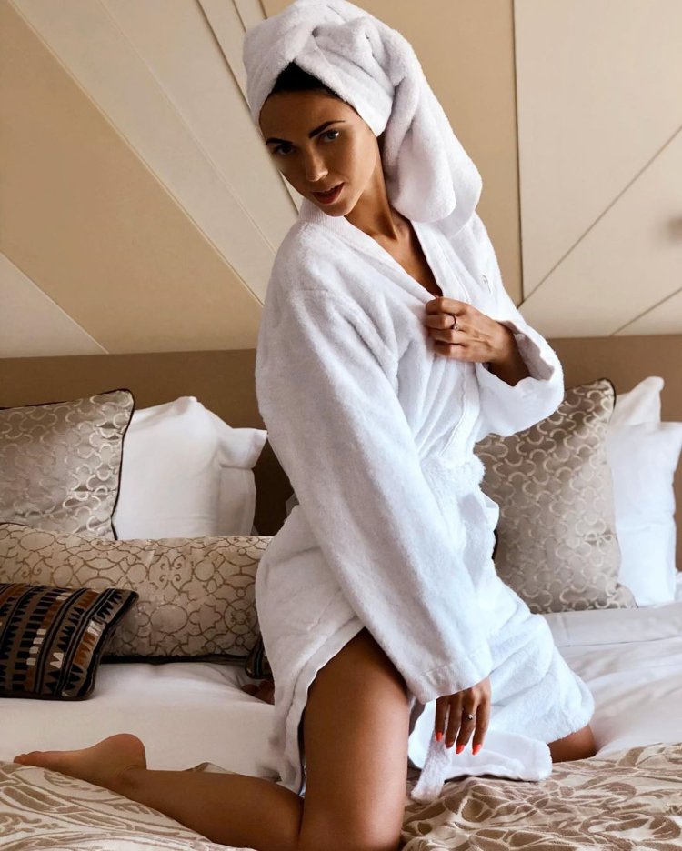 Девушка в халате