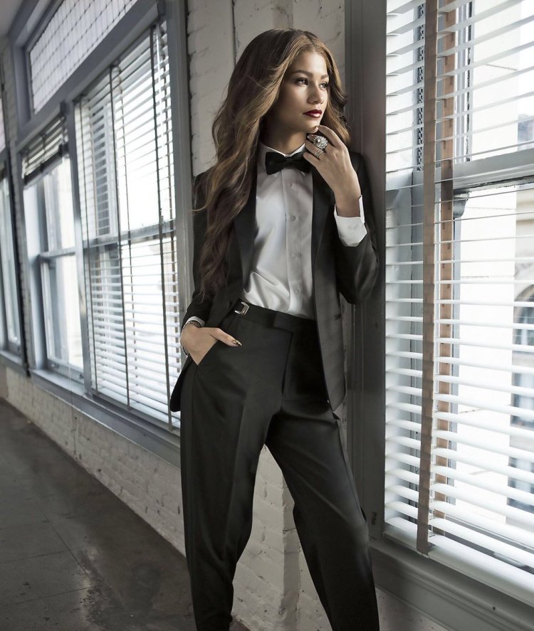 Черный брючный костюм женский