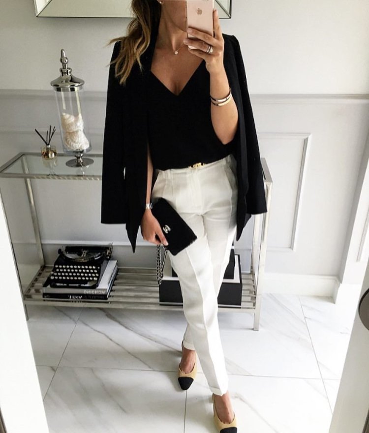 В коротком платье и чулках