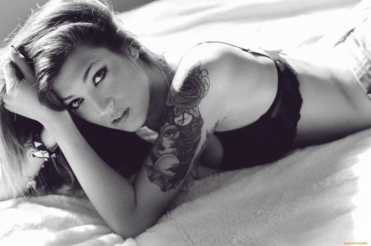 Тату для девушек черно белые