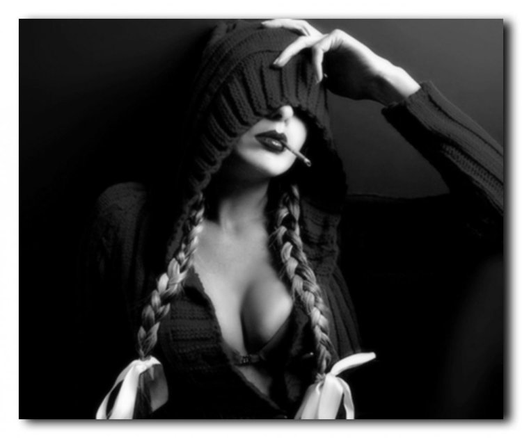 Дерзкая девушка в капюшоне