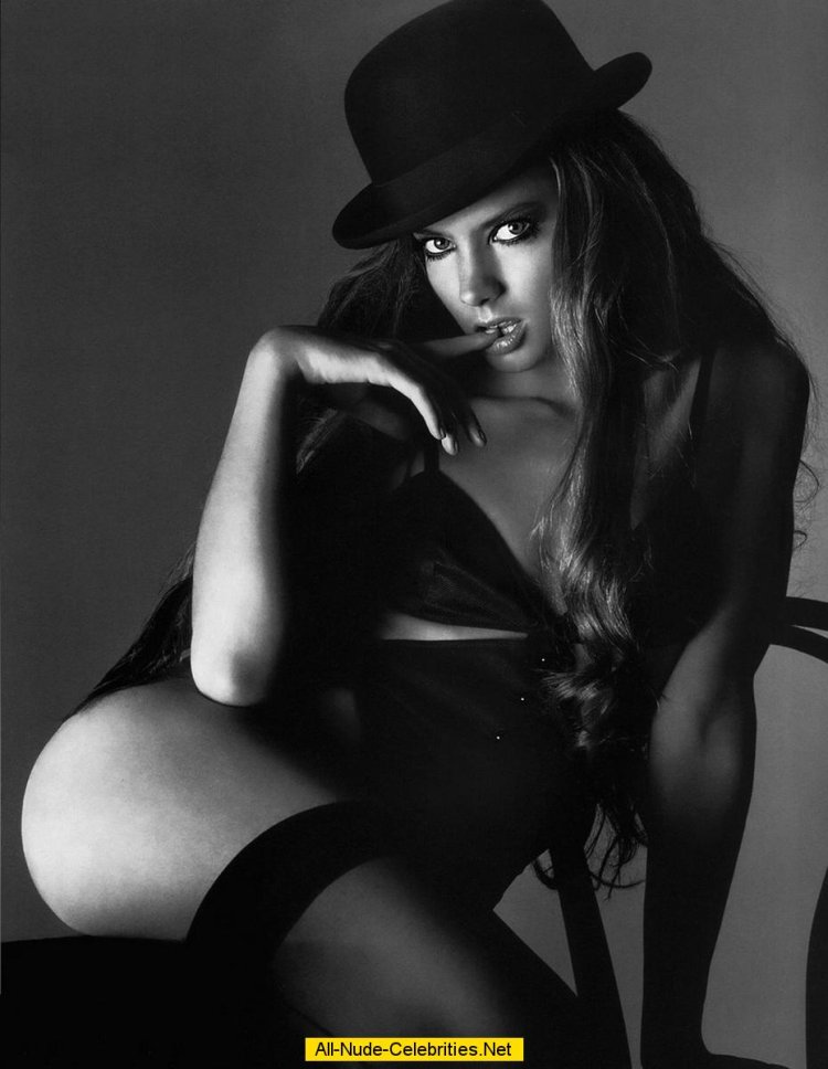 Фотосессия в черной шляпе