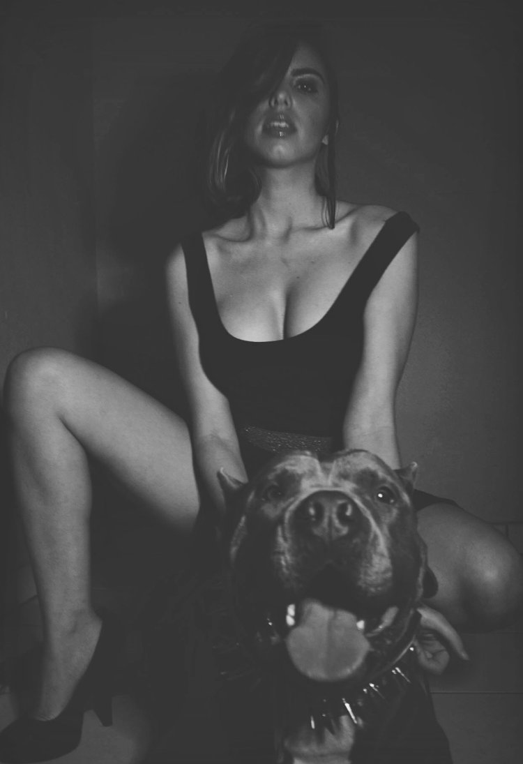 Зои Дойч с доберманом