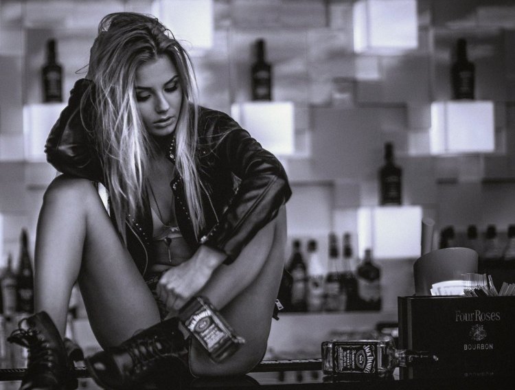 Девушка с бутылкой