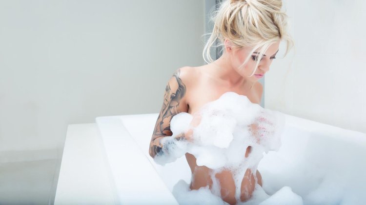 Фотомодели в ванной