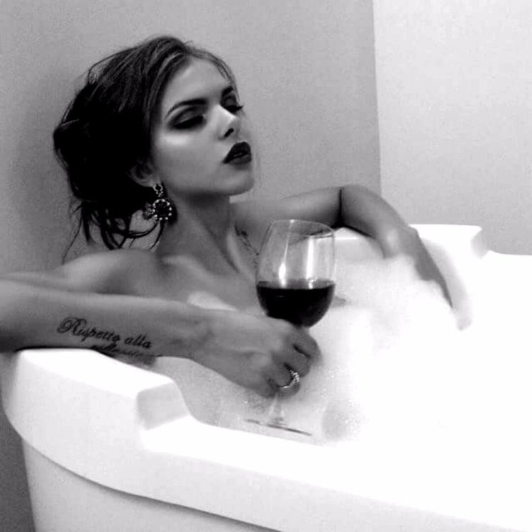 Ноги в пене в ванной