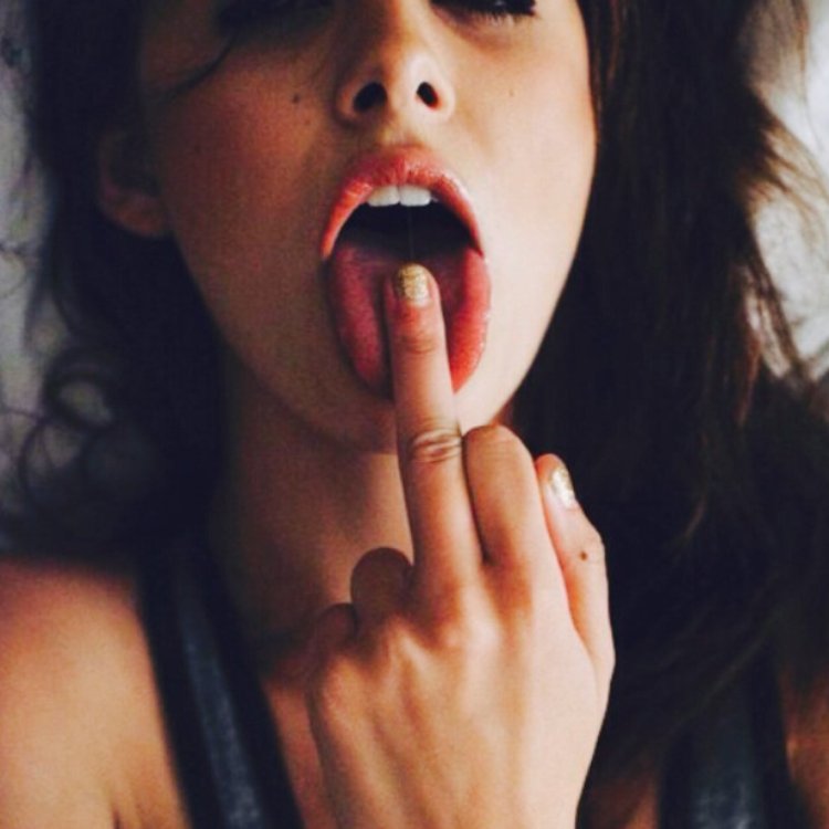 Два пальца и язык