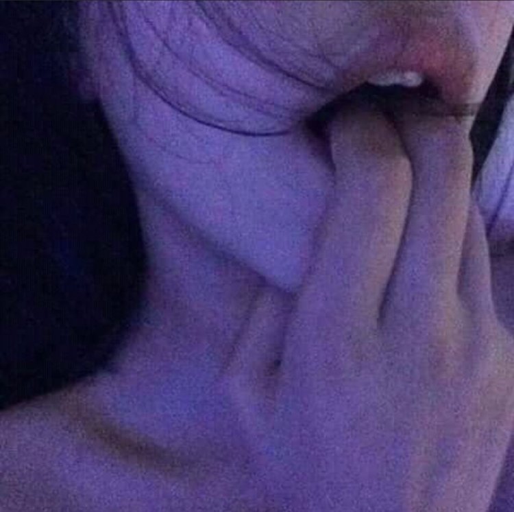 Палец в рот без лица