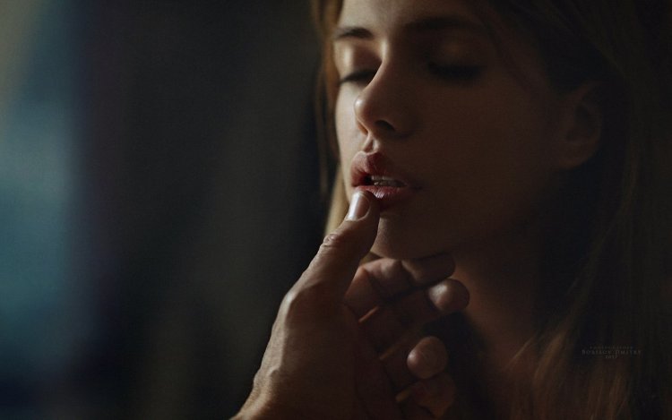 Пальцами по губам