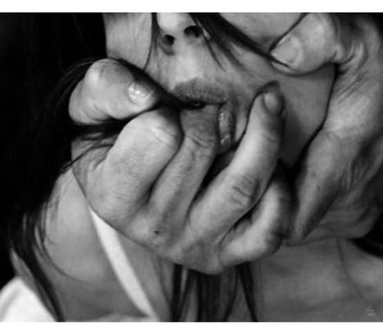 Палец во рту у девушки