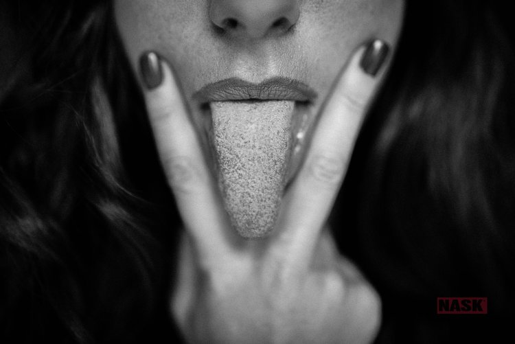 Девушка с пальцем вор рту