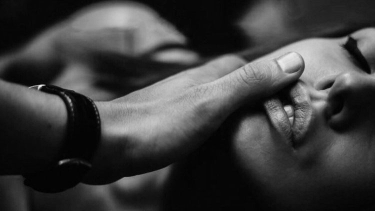 Нежное прикосновение к телу