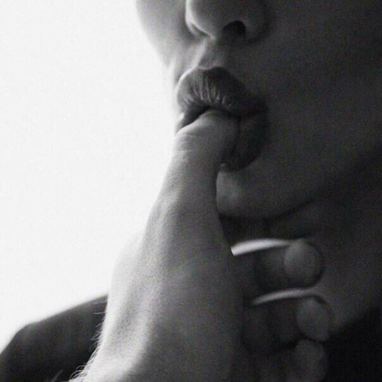 Облизывает палец