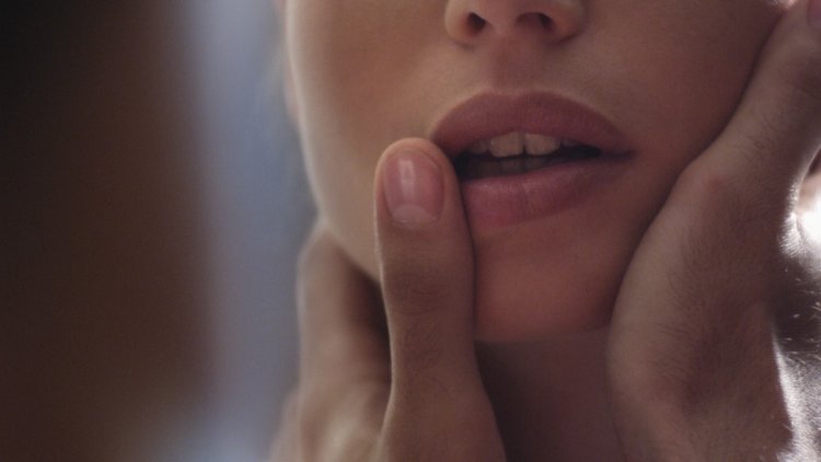 Нежное прикосновение губами