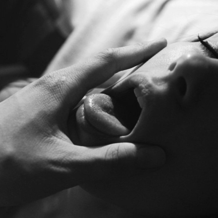 Палец в рот