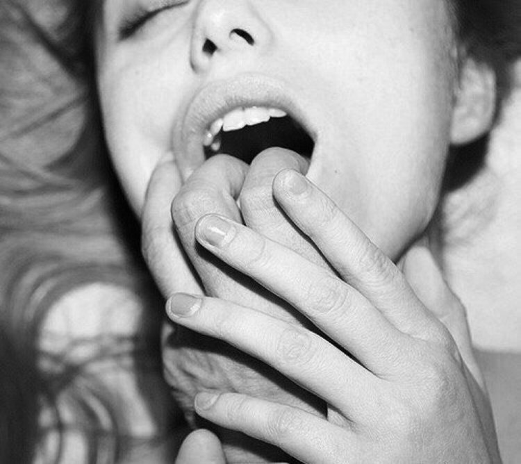 Палец в рот