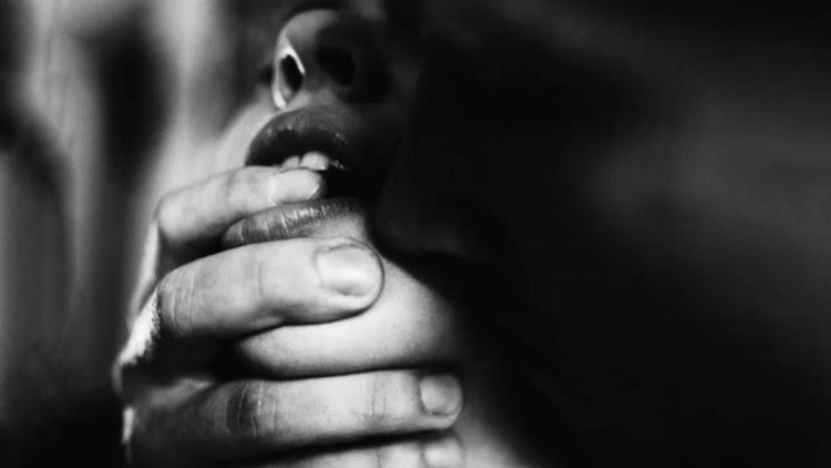 Палец в рот