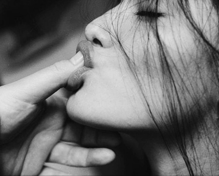 Палец во рту у девушки