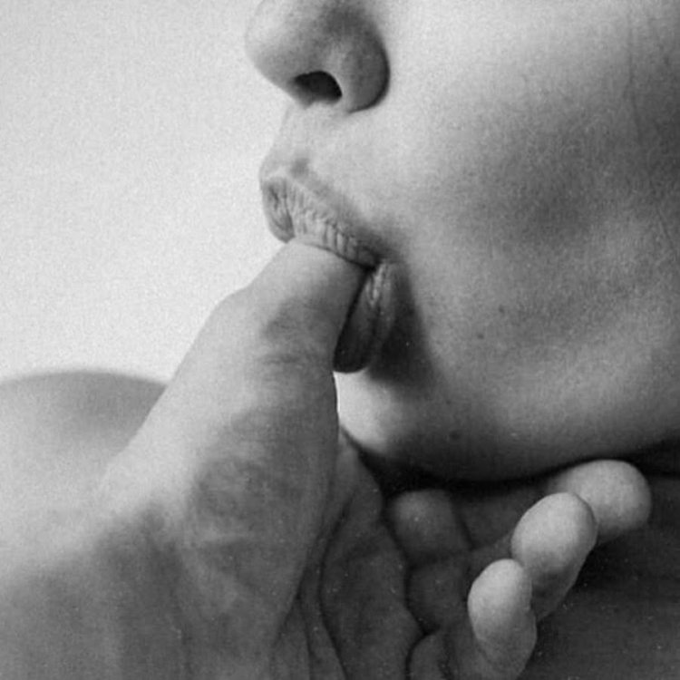 Палец в рот