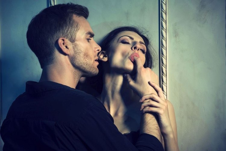 Мужчина облизывает