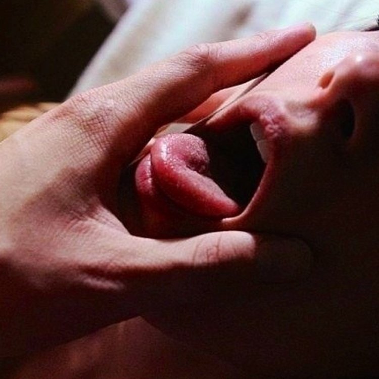 Пальцы во рту Эстетика