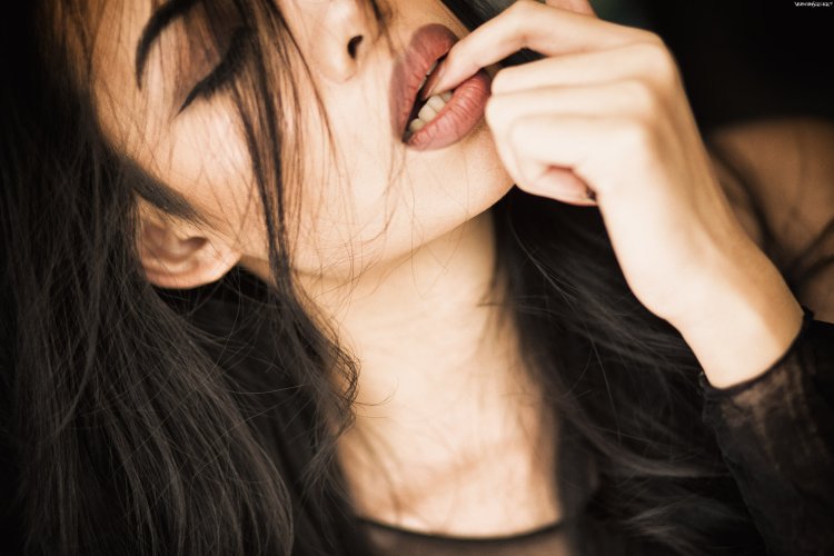 Палец во рту у девушки