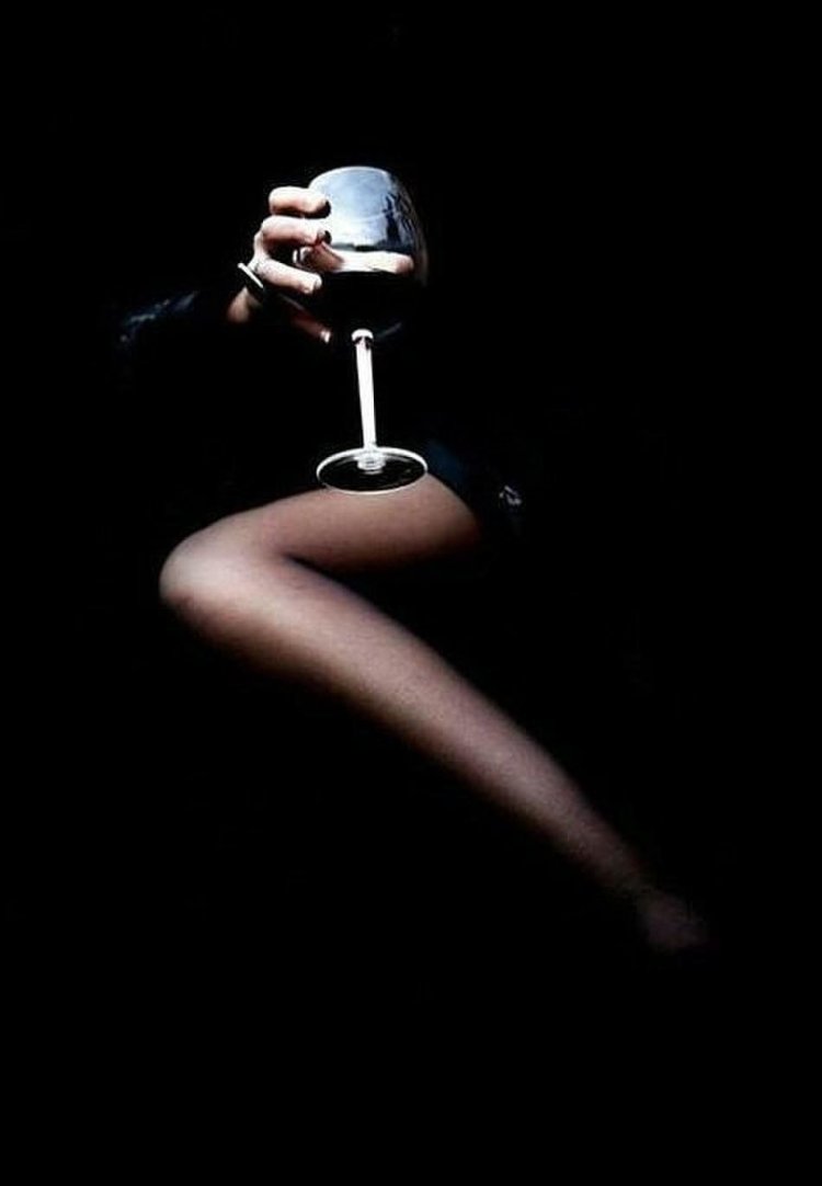 Девушка с бокалом вина