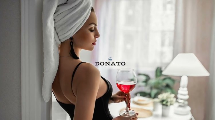 Девушка с бокалом вина