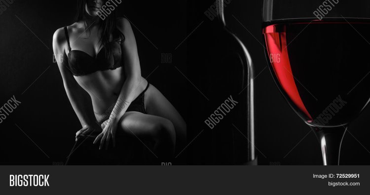 Девушка в белье с бокалом вина