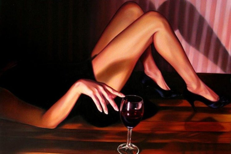 Девушка с бокалом вина