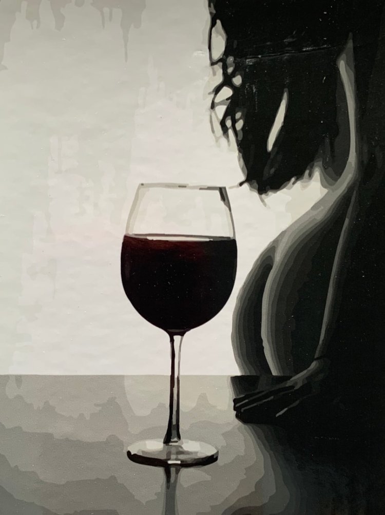 Девушка с бокалом вина