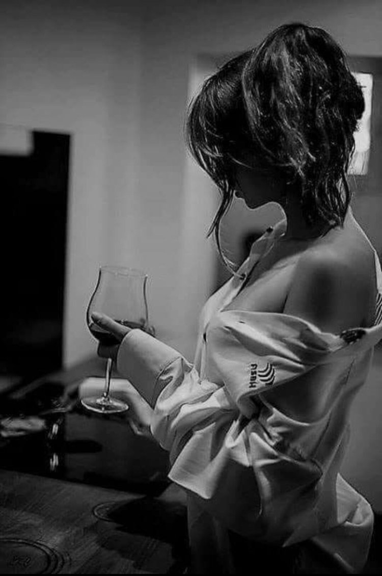 Девушка с вином