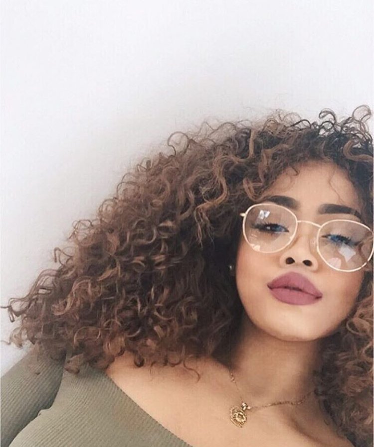 Куждярая девушка в очках