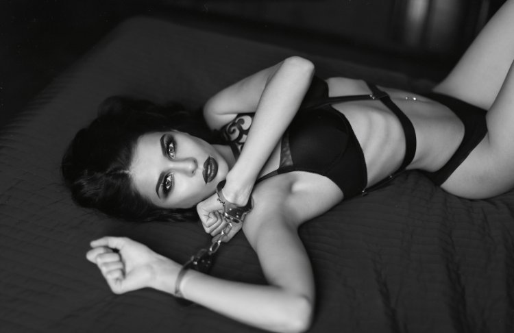 Девушка в белье и наручниках