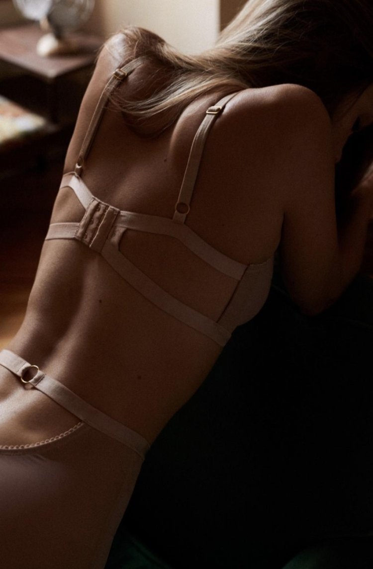 Связанные девушки в белье