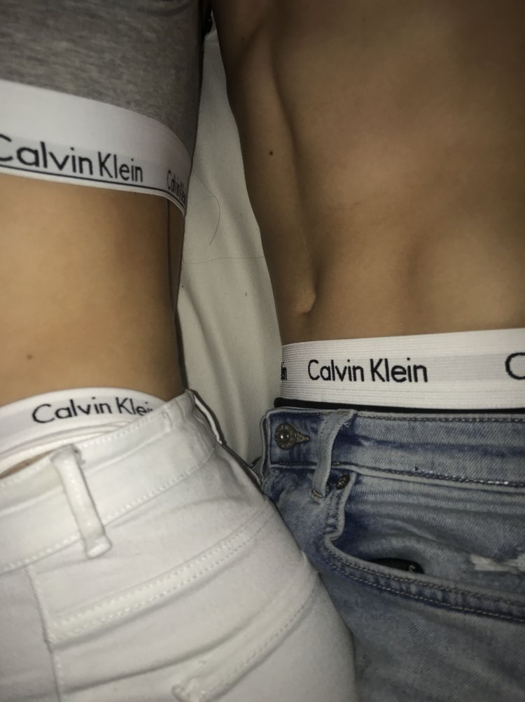 Девушки в белье Кельвин Кляйн