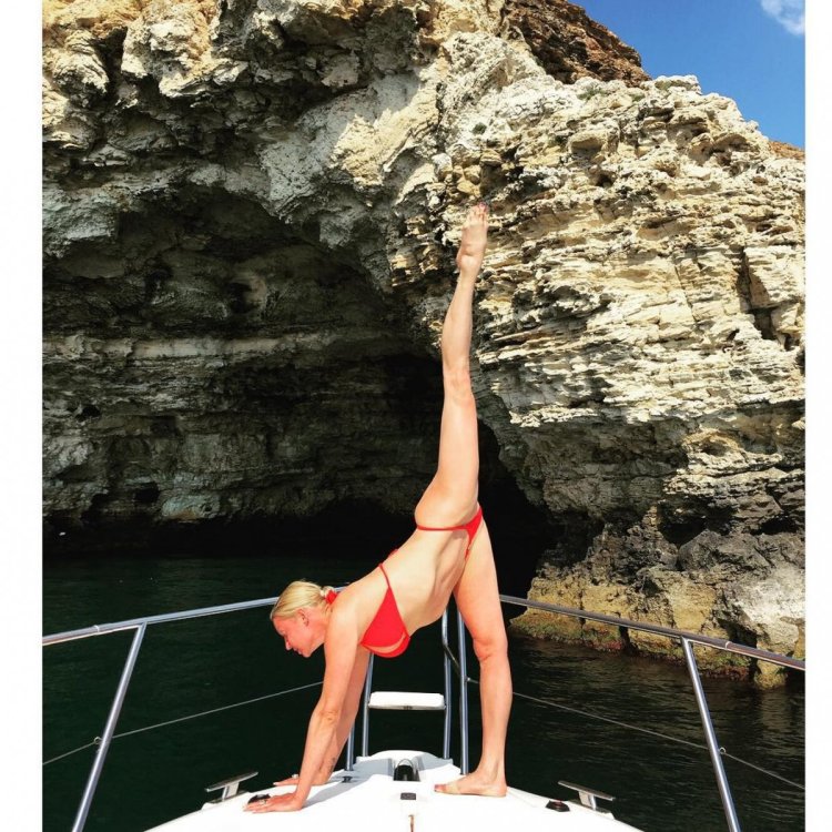 Анастасия Волочкова шпагат в купальнике