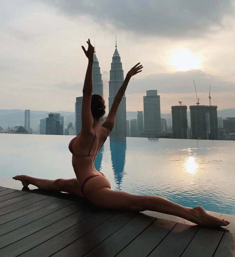 Девушка на шпагате