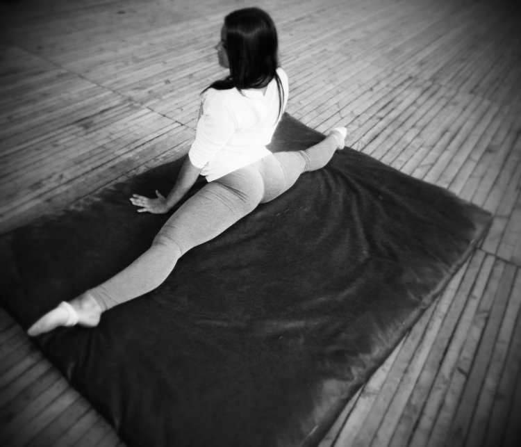 Брюнетка на шпагате