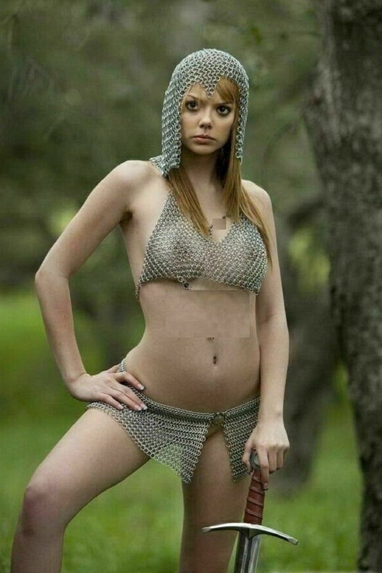 Голые красотки в доспехах