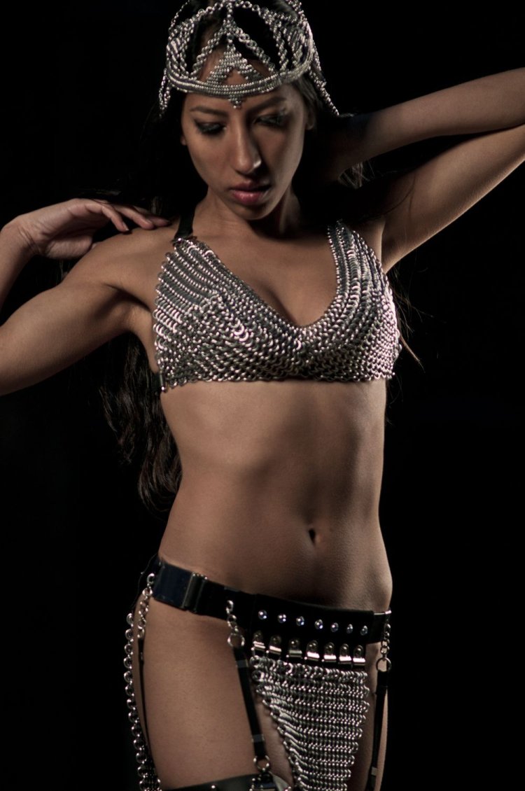 Девушка в платье и кольчуге