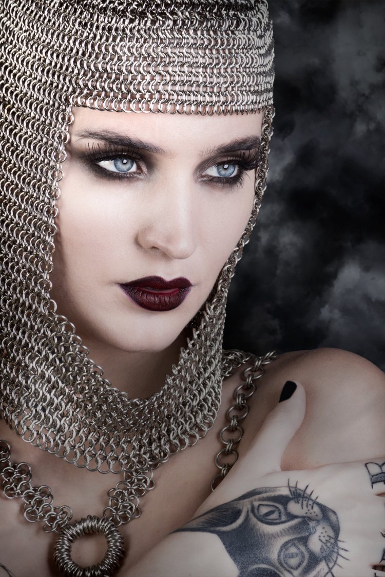 Джоанна Робертс в кольчуге