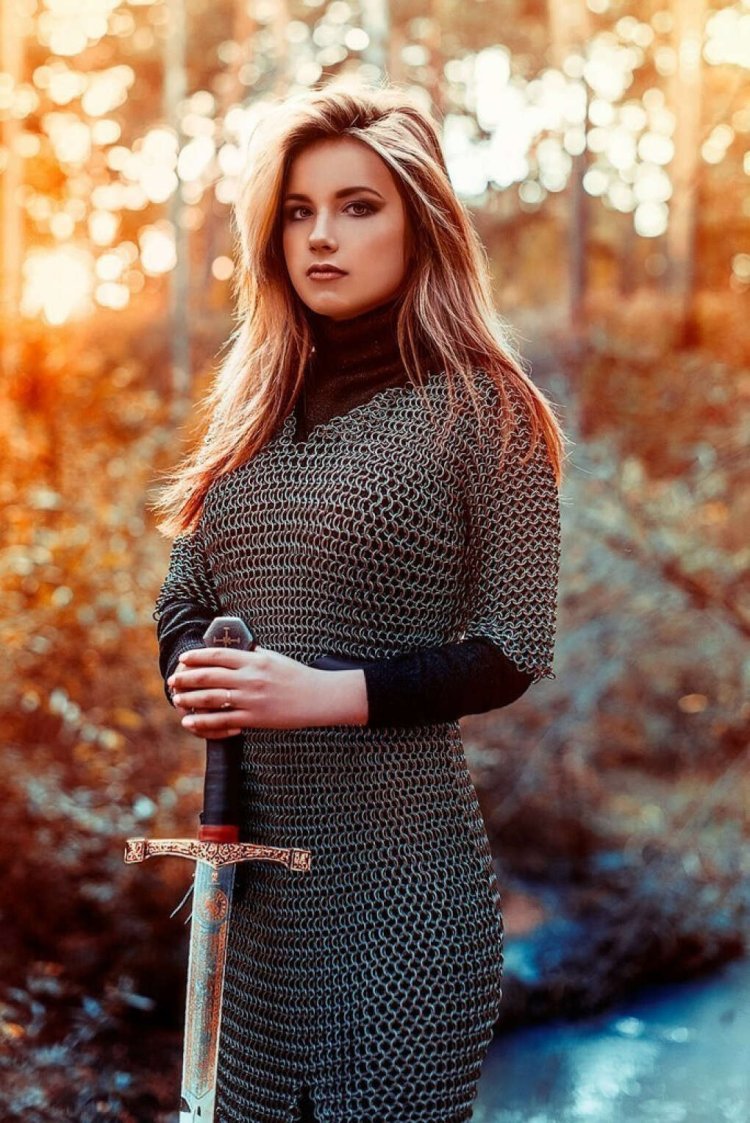 Оголенная девушка в кольчуге