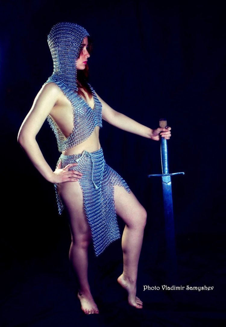 Белла Хадид прозрачное платье