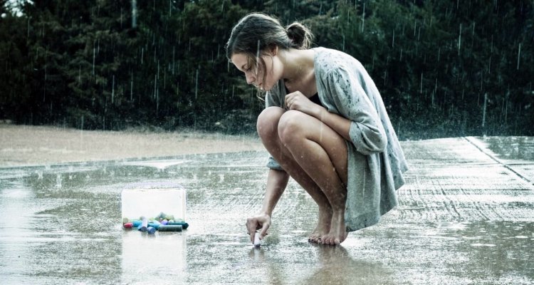 Девушка попала под дождь