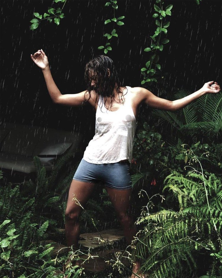 Холли Берри под дождём